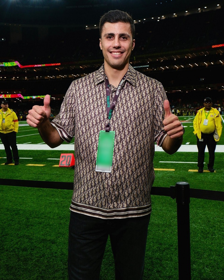  羅德里現場觀看NFL超級碗，據悉曼城派理療師陪同