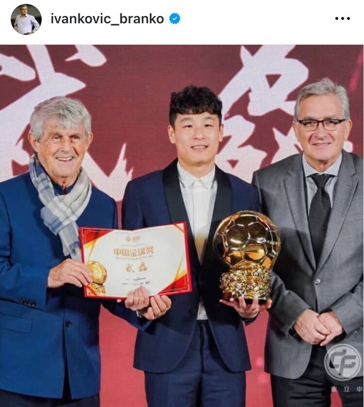  出席中國金球獎頒獎儀式，伊萬曬與武磊、米盧同框照片
