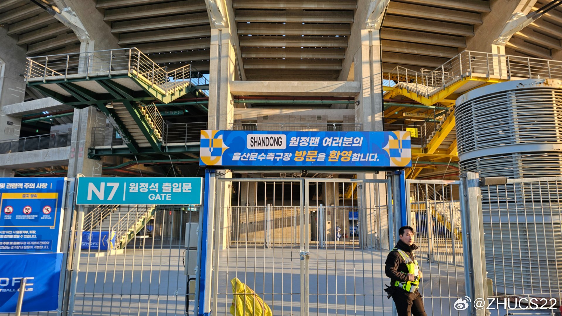  博主：蔚山現(xiàn)場工作人員、轉(zhuǎn)播車、安保在準(zhǔn)備撤場，場外一片安靜