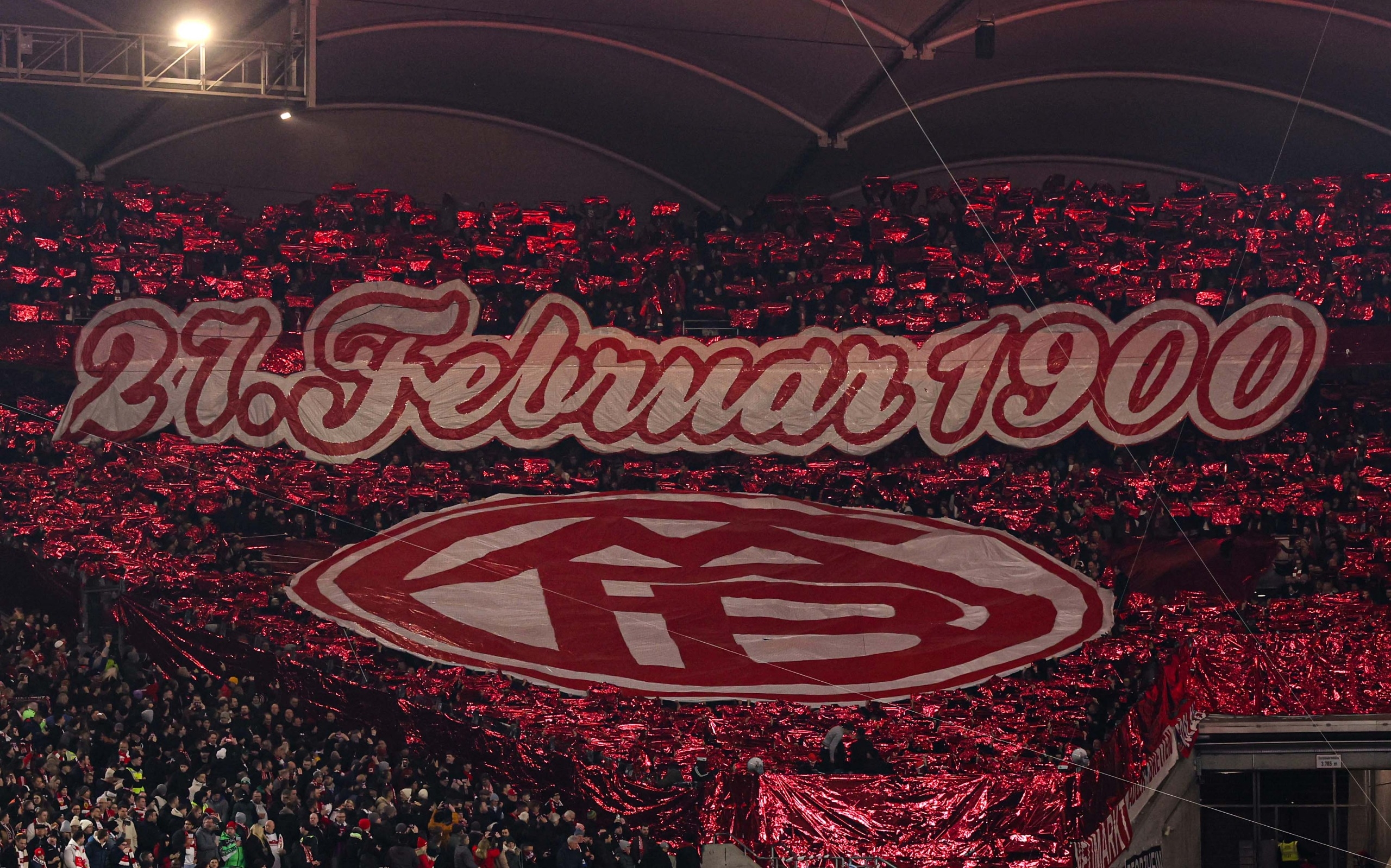  拜仁球迷在看臺展示TIFO，慶祝俱樂部成立125周年