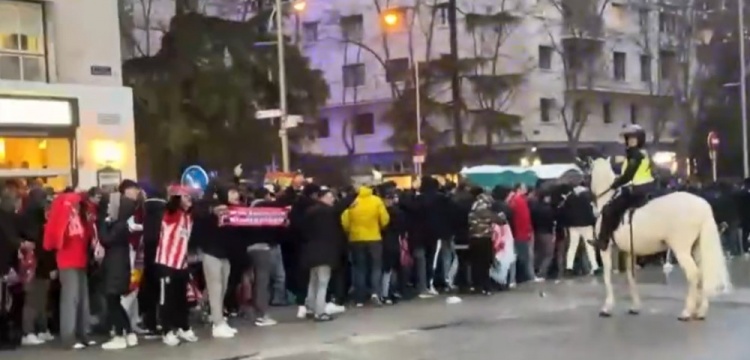  馬競球迷進入伯納烏時向人群投擲雜物，導(dǎo)致安保對其進行脫鞋檢查