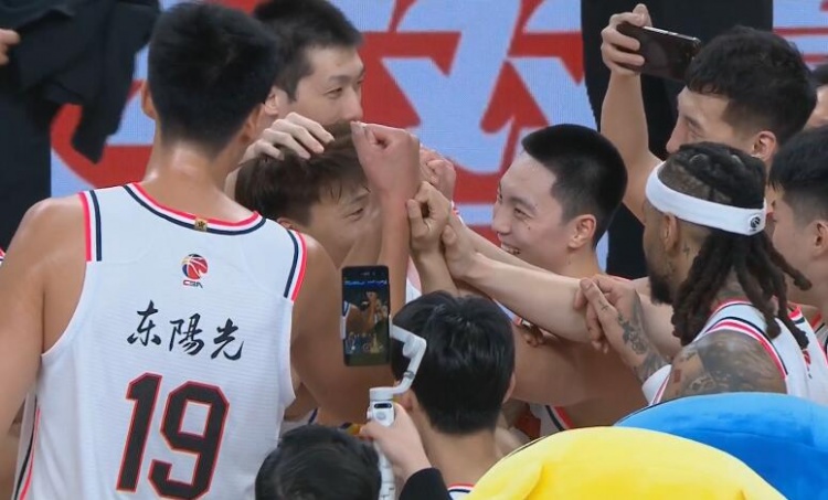  淚目！賽后廣東隊將趙睿圍在中間碰拳