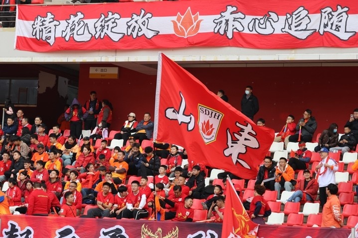 主場上萬名球迷的吶喊助威，給山東體彩女足征戰(zhàn)女超增添了能量與動力