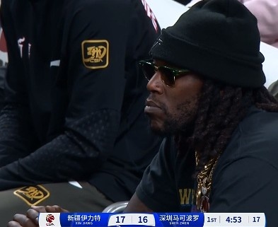  哦呦？你來了！新疆新外援哈雷爾場邊觀戰(zhàn)新疆主場vs深圳的比賽