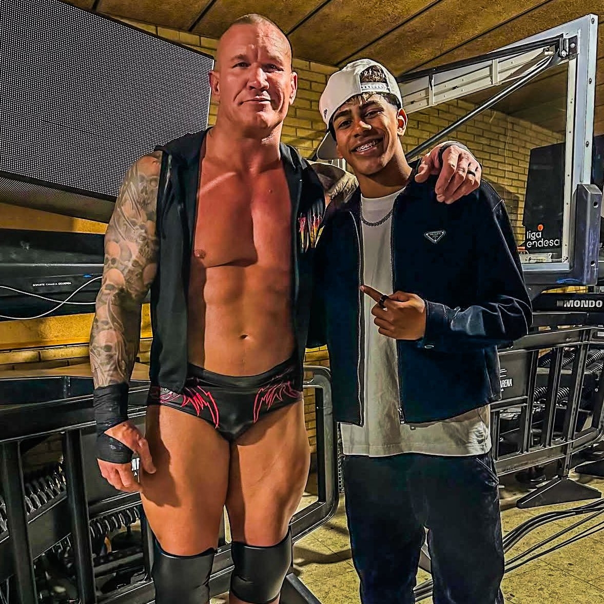  小心RKO！亞馬爾現(xiàn)場觀戰(zhàn)WWE，和奧爾頓、Triple H等合影