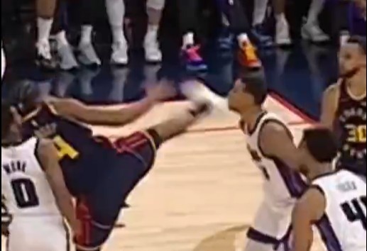  抬腳過高踢到了對(duì)手下巴！NBA官方：穆迪這一動(dòng)作被判1級(jí)惡犯