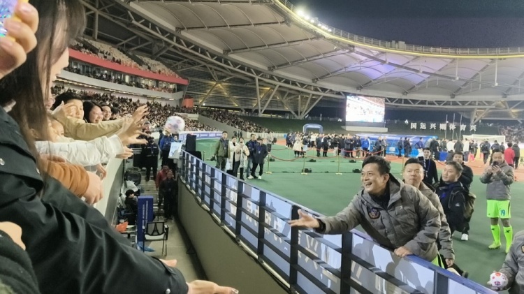 中國香港明星足球隊40載巡回賽樂山站，1-2不敵海浪明星足球隊