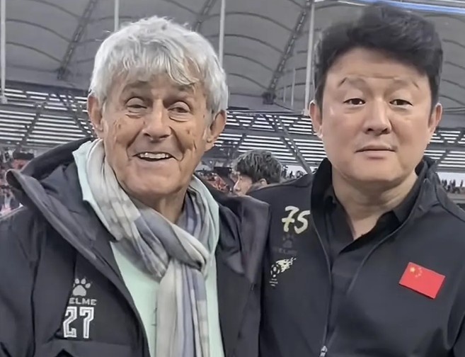  有點(diǎn)像？米盧差點(diǎn)將青島籍演員張磊誤認(rèn)為是孫繼海