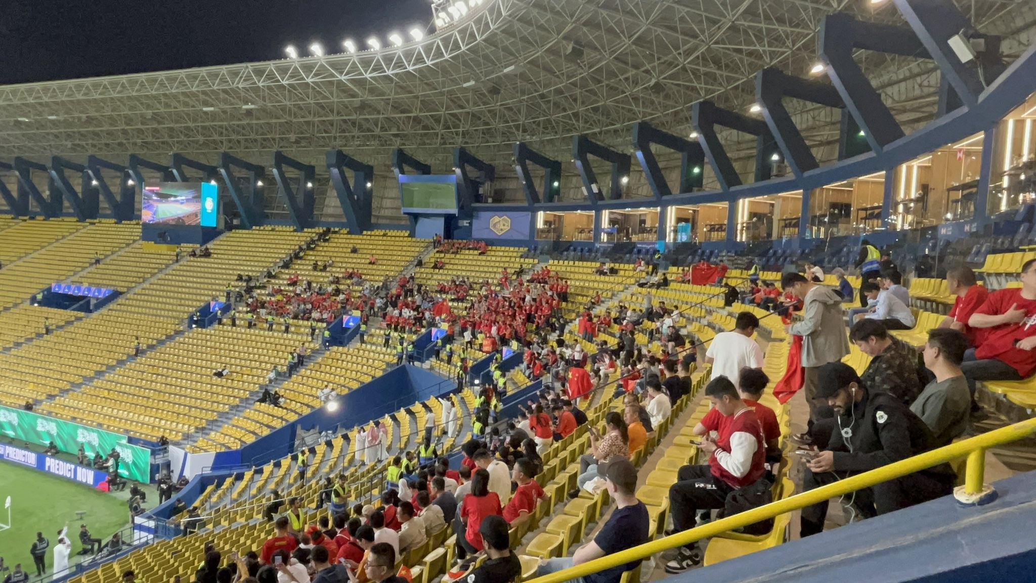  球票已售罄！中國球迷已經(jīng)入場，坐在球場上層沙特球迷區(qū)上方