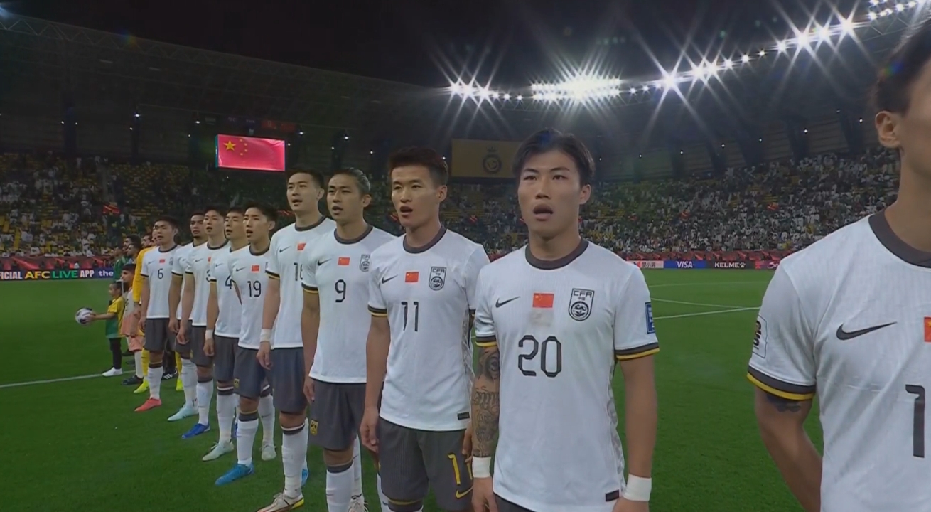  大戰(zhàn)一觸即發(fā)！賽前國(guó)歌儀式，國(guó)足首發(fā)11人高唱國(guó)歌