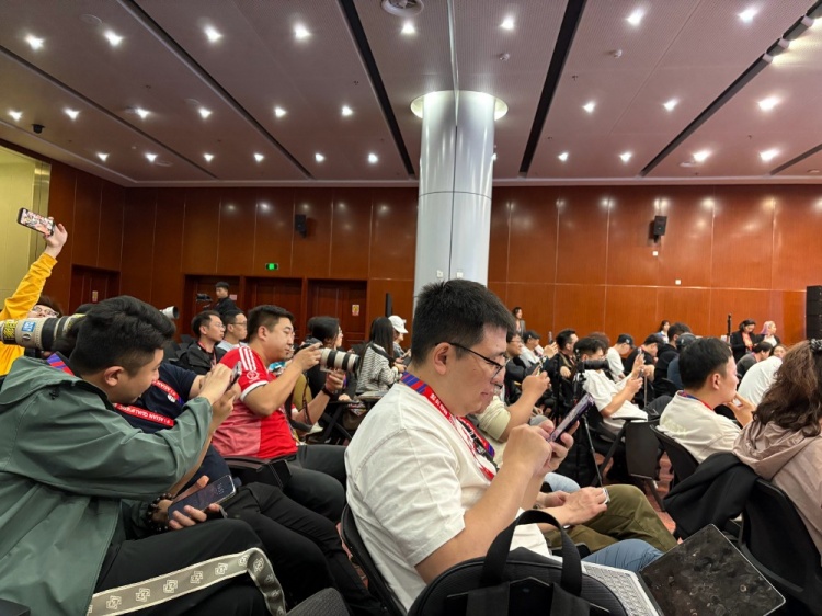  萬眾矚目！記者擠滿國足賽前新聞發(fā)布廳，賽場記者預計超300人