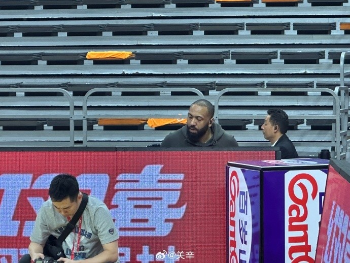  今晚不打？廣東主場迎戰(zhàn)廣廈 吉倫沃特一身便裝現身球館