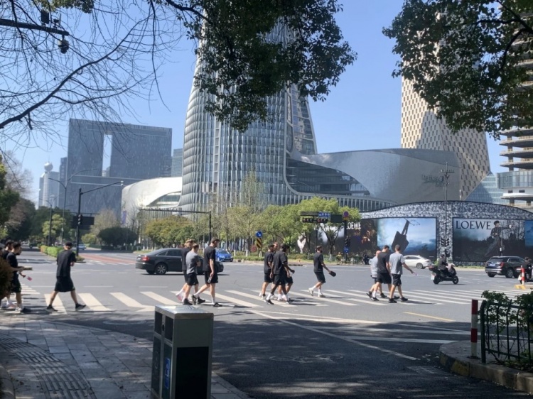  心態(tài)放松，有網(wǎng)友拍到澳大利亞隊早上在萬象城citywalk