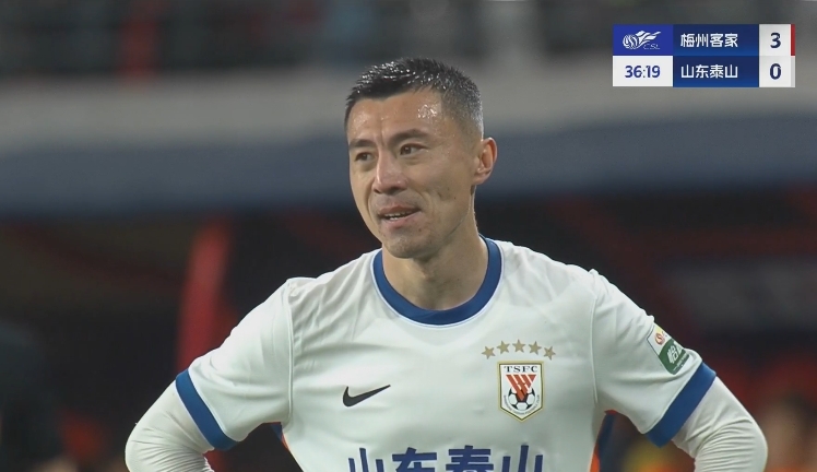  34分鐘0-3落后！36歲鄭錚苦笑36歲大雷沮喪 替補(bǔ)席黃政宇神態(tài)輕松