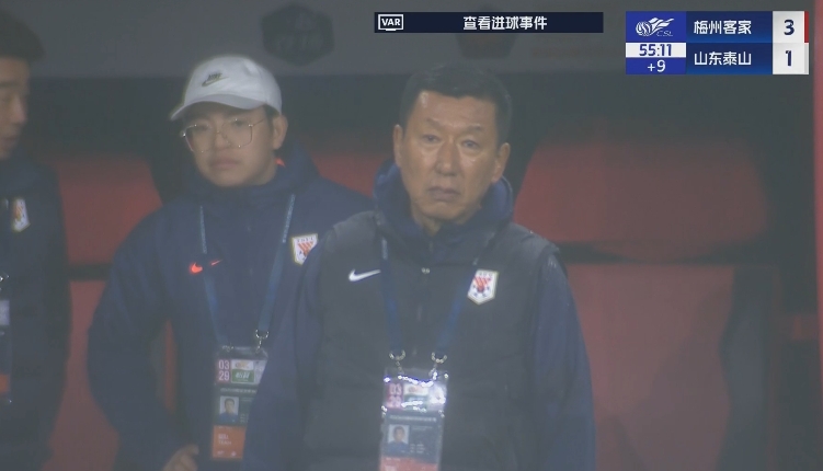  半場1-3落后遞補(bǔ)隊(duì)！場邊的崔康熙表情焦急