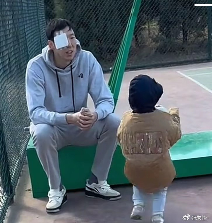  顧家好男人！記者曬出周琦手術(shù)后回歸家庭帶娃照片