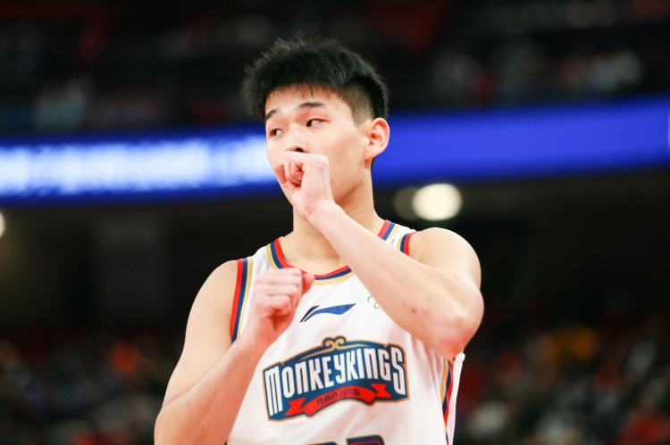  效率太低！林葳25中8&三分10中1拿到19分1板3助2斷 4失誤