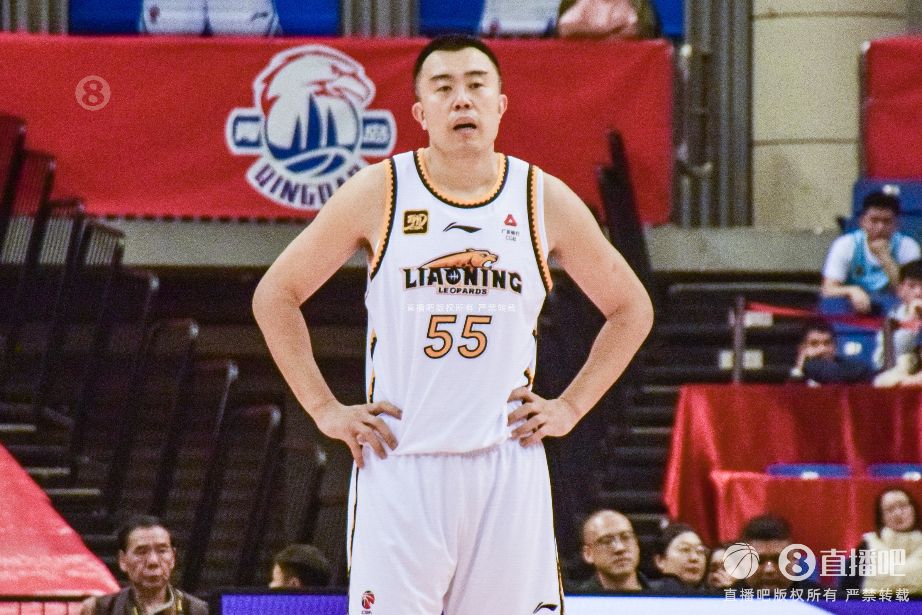  老將不容易！韓德君帶傷出戰(zhàn)半場6分鐘5犯 僅2板2助