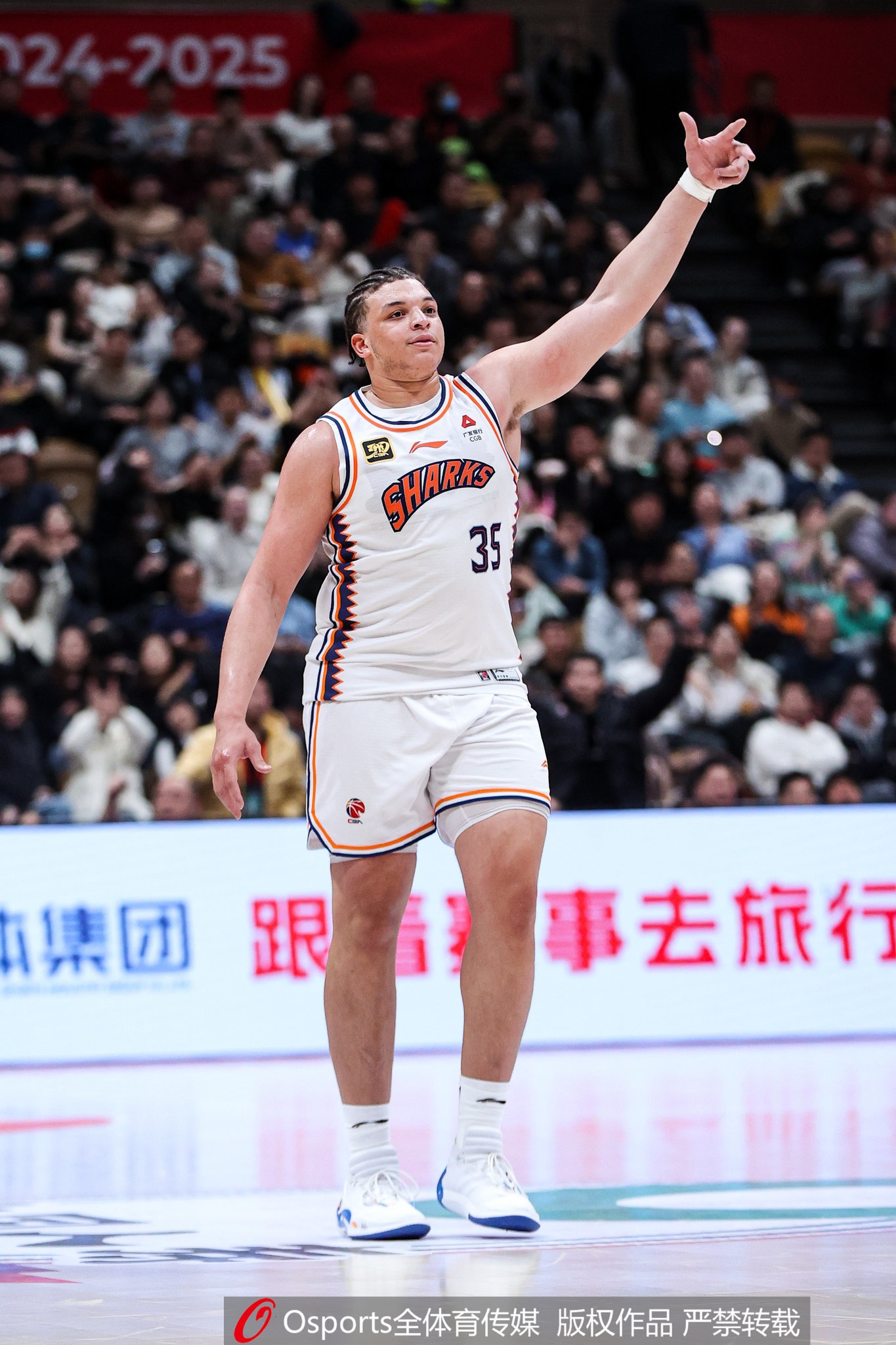  小坦克！洛夫頓上半場9中6砍18分12板3助 4次犯規(guī)是隱患